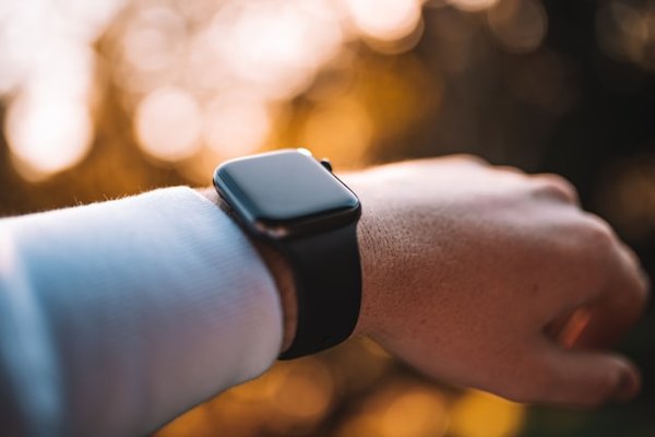 Comment activer et utiliser la fonctionnalité de suivi de la fréquence cardiaque sur un Apple Watch couplée à un iPhone?